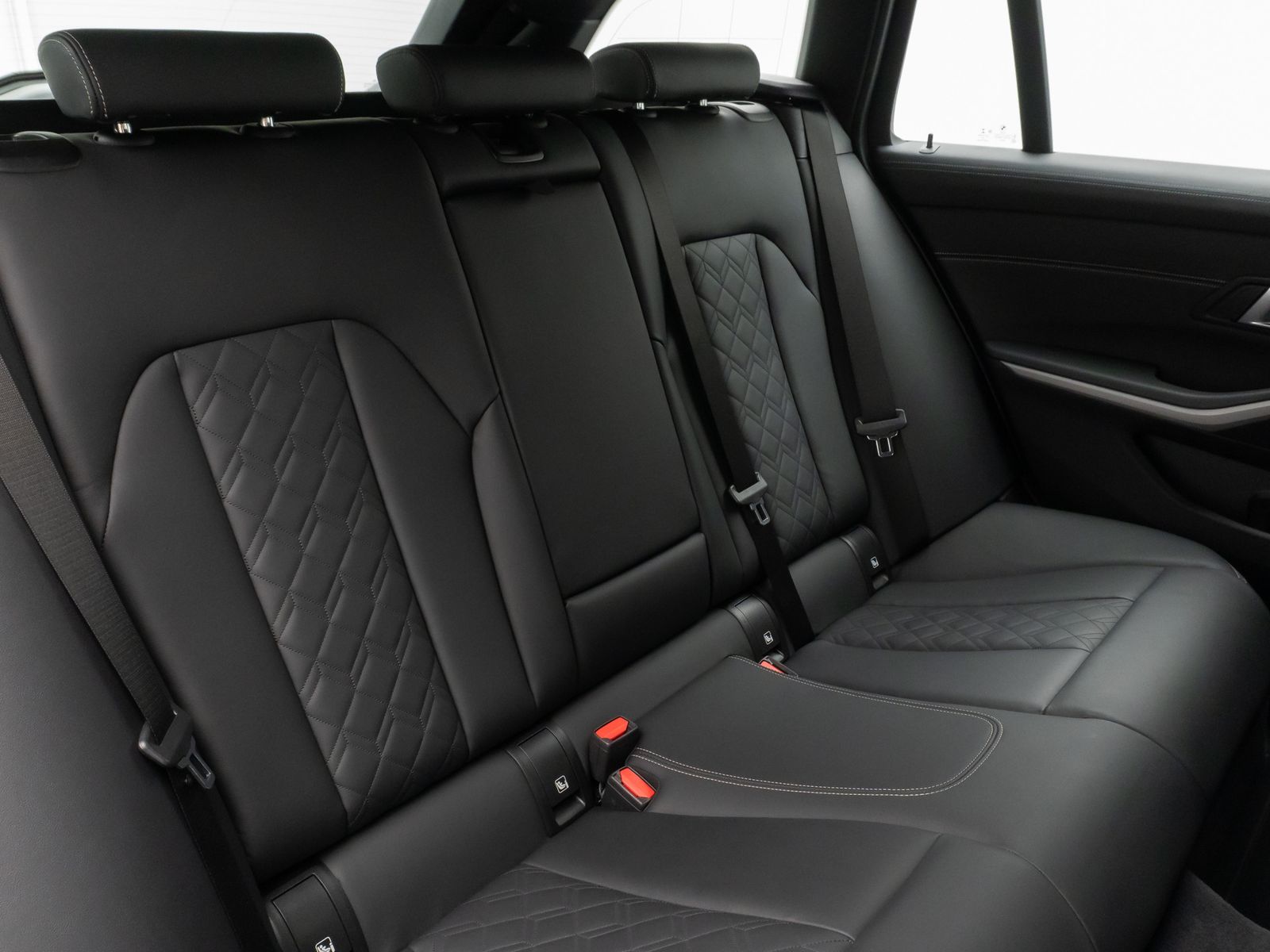 Fahrzeugabbildung BMW 320d DAB HiFi CockPitPro Lordos Alarm PDC Sport