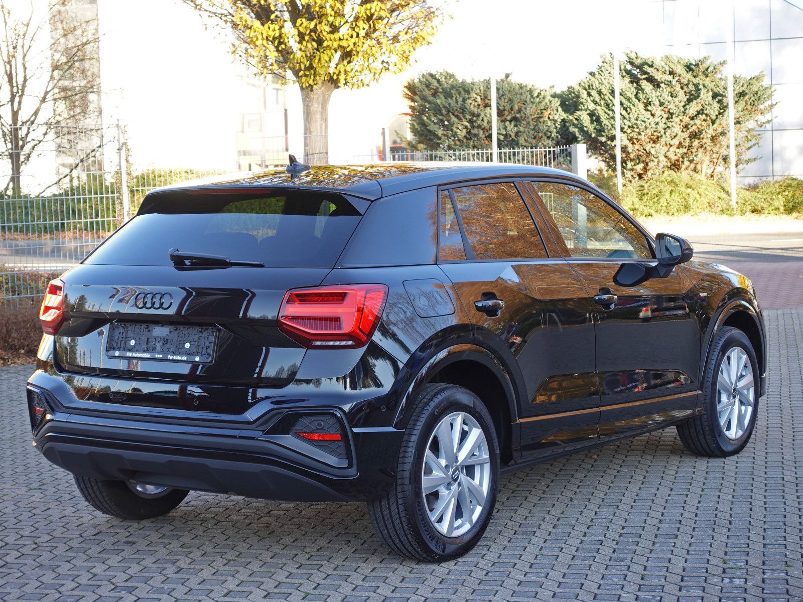 Fahrzeugabbildung Audi Q2 35 TFSI S line Matrix HiFi Kamera AHK ...