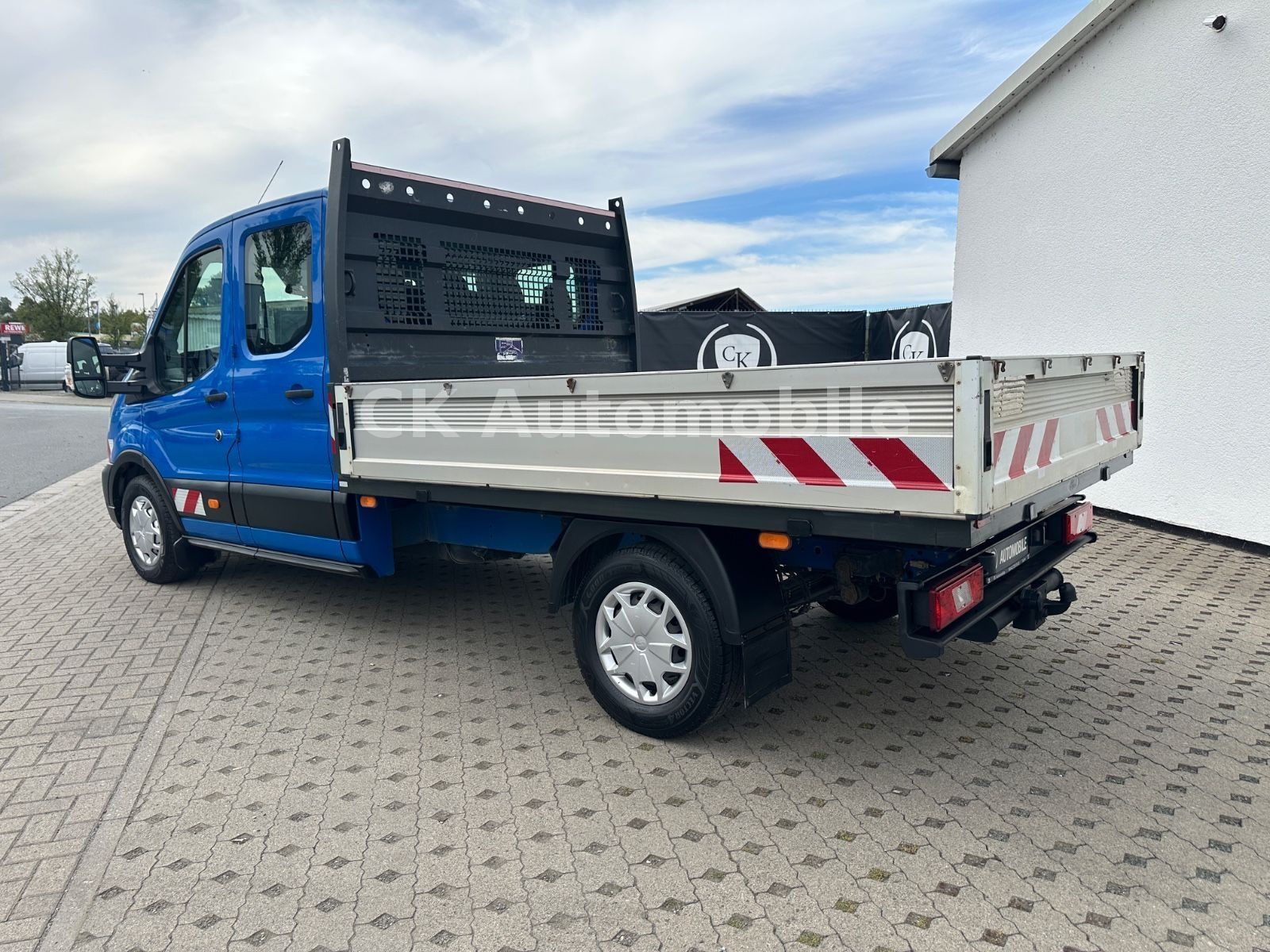 Fahrzeugabbildung Ford Transit Pritsche 350 L3 DoKa Trend/7 Sitze/AHK