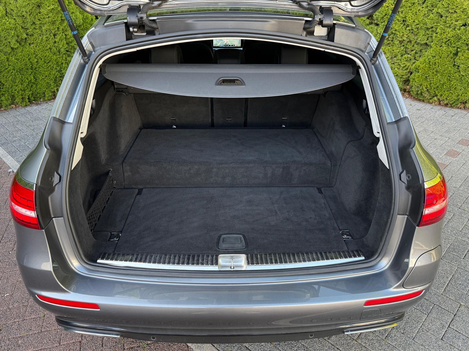 Fahrzeugabbildung Mercedes-Benz E 300 de T 9G NIGHT+LED+SHZ+KAM+AMBI+MBUX+PARK+