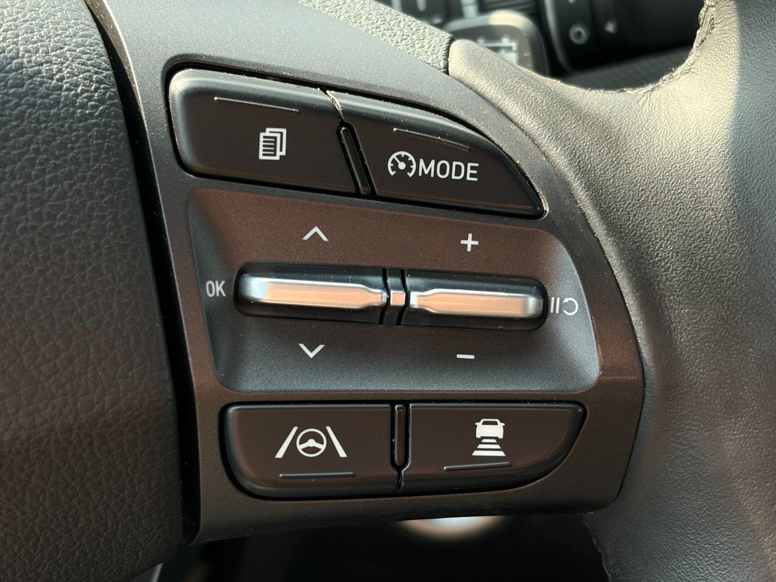 Fahrzeugabbildung Hyundai KONA E Select SHZ ACC PDC LKA Navi WiFi CarPlay
