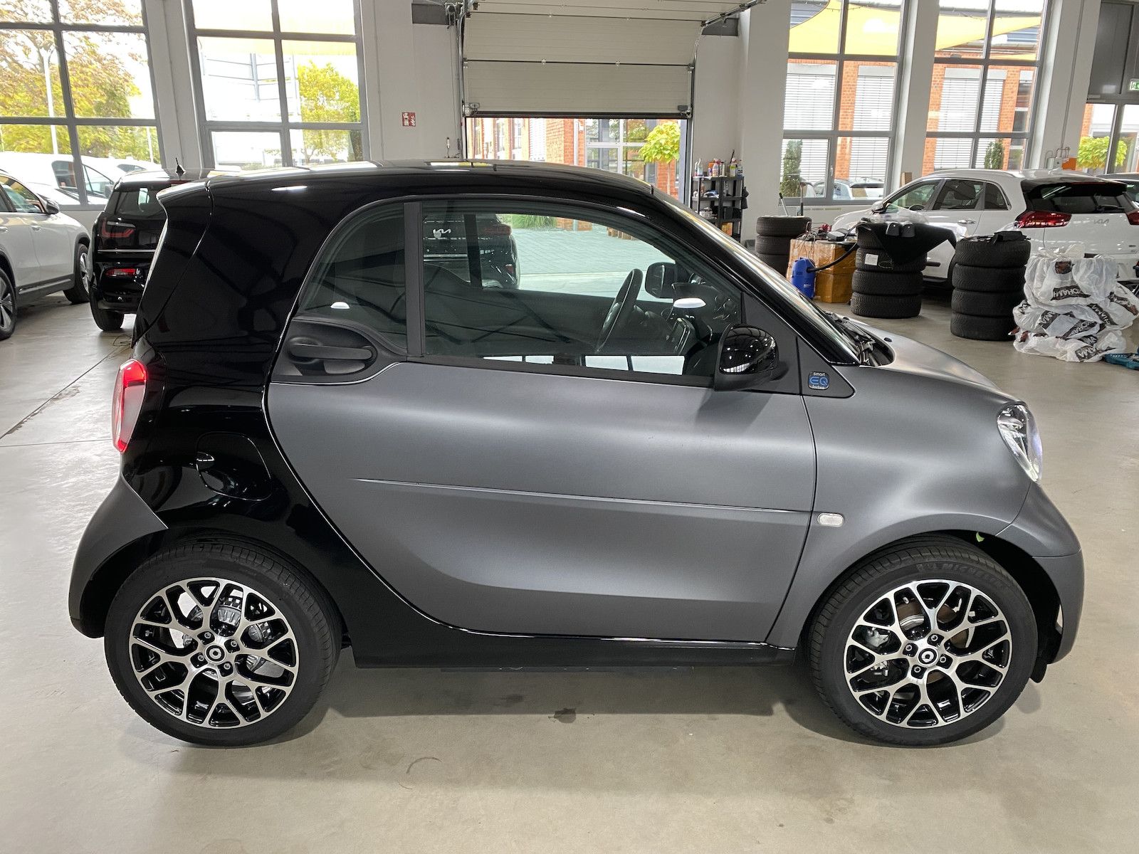 Fahrzeugabbildung Smart ForTwo EQ Pulse-Exclusive 22KW/Pano/MATT/Navi/