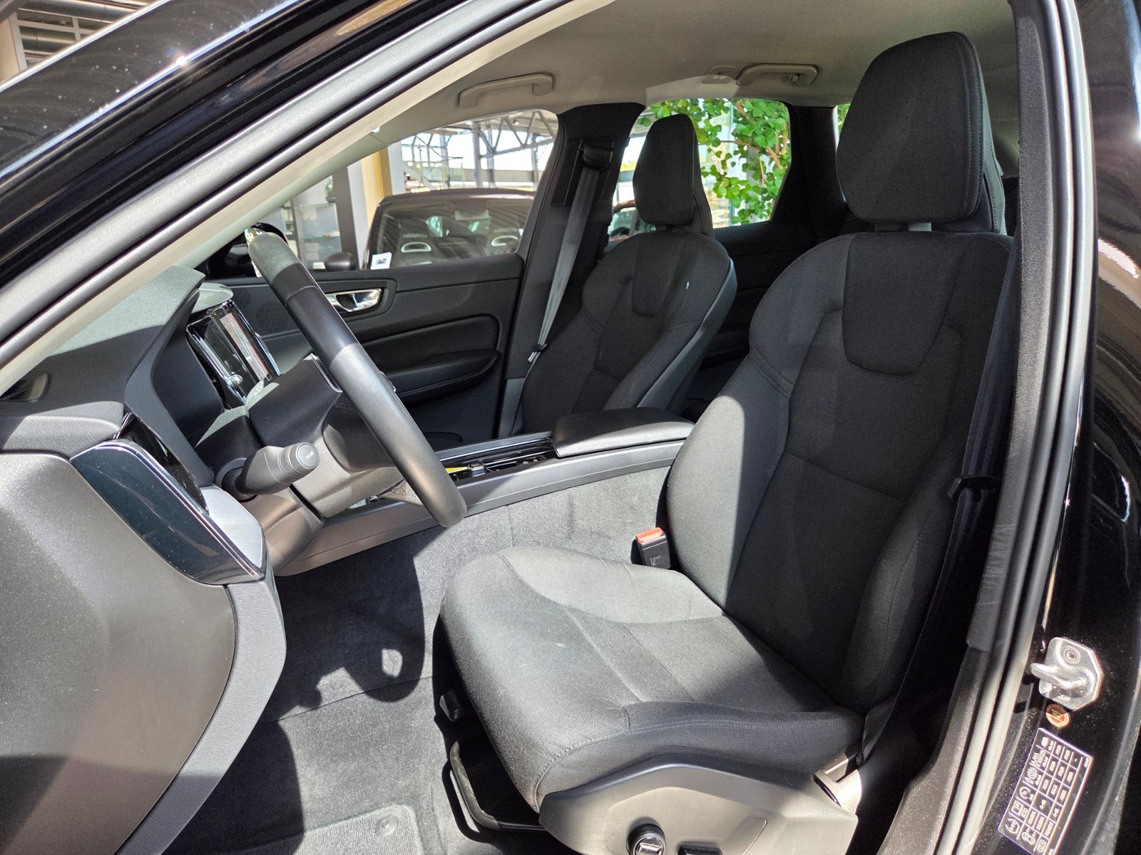 Fahrzeugabbildung Volvo XC60 Momentum 2WD RFK LED ALU