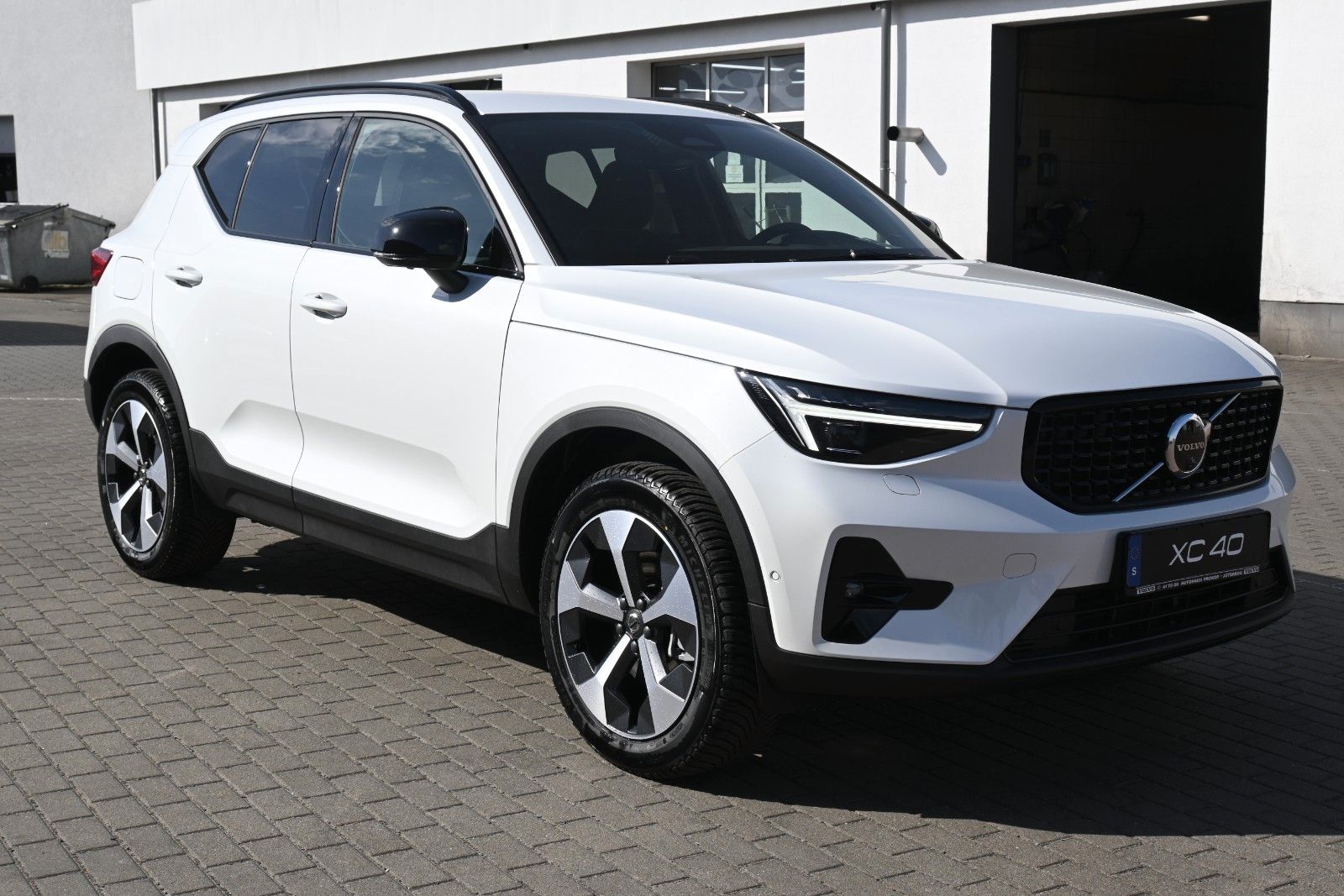 Fahrzeugabbildung Volvo XC40 B3 DKG Plus Dark*H&K*FSHZG*360°*ACC*AHK