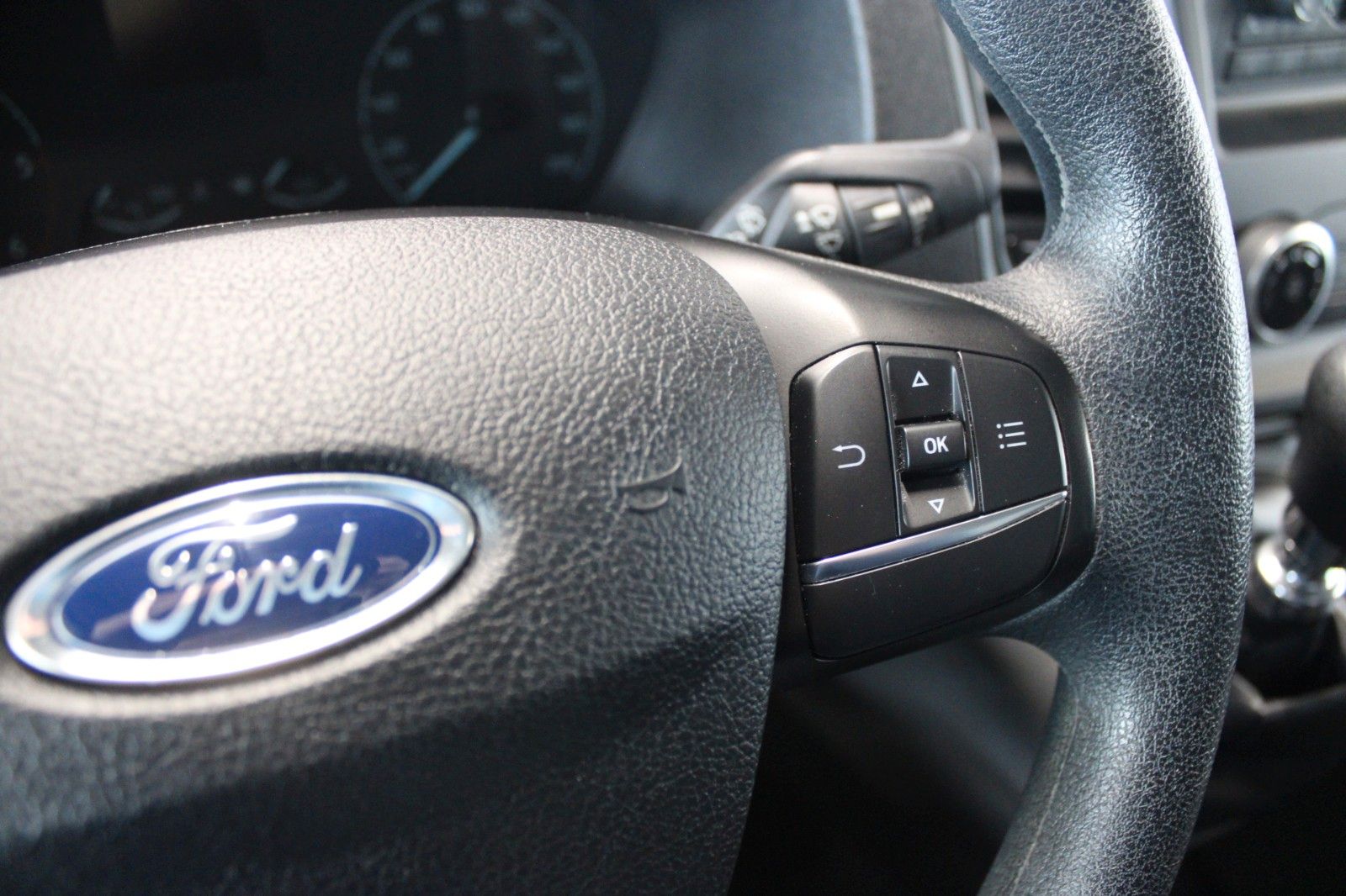 Fahrzeugabbildung Ford Transit Custom L1 Kasten AHK Dachträger 1.Hand