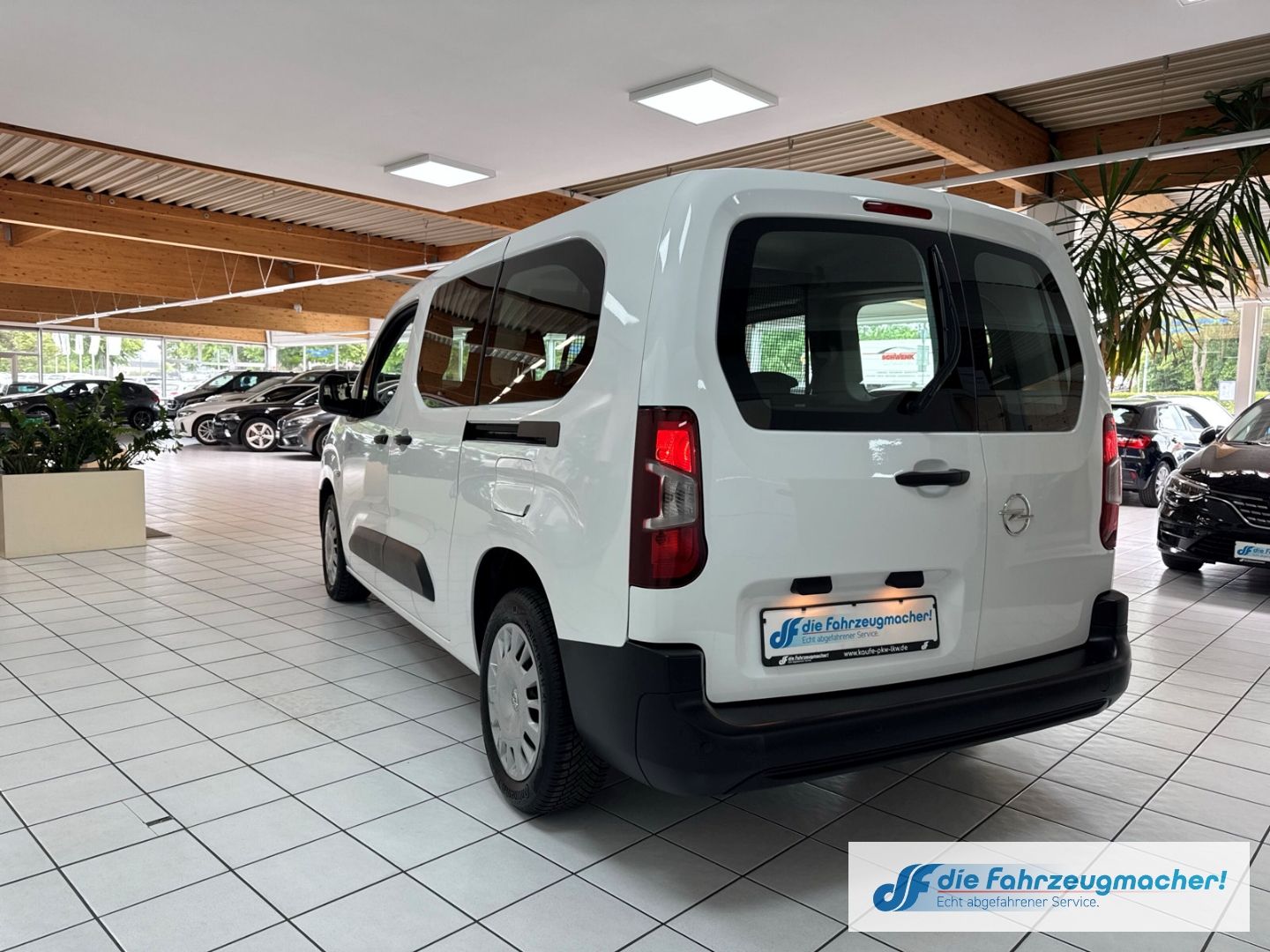 Fahrzeugabbildung Opel Combo Life E Basis 1.5 D L2 Apple CarPlay Androi
