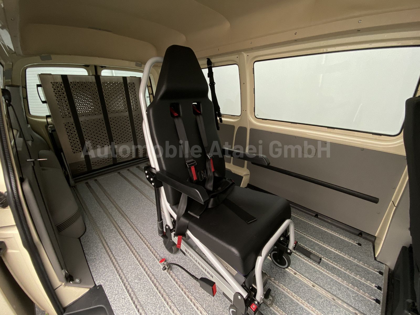 Fahrzeugabbildung Volkswagen T6 Kombi KTW *Rollstuhl-Rampe+Tragestuhl*