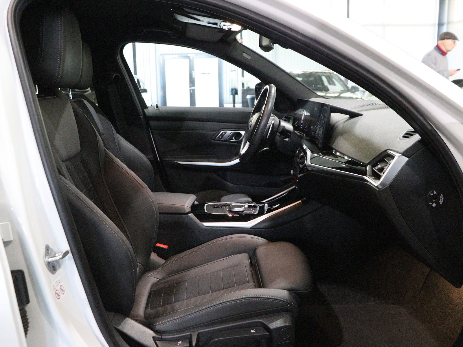 BMW 318d Touring SHADOW LEDER CURVED LED 3-ZONEN foto 18