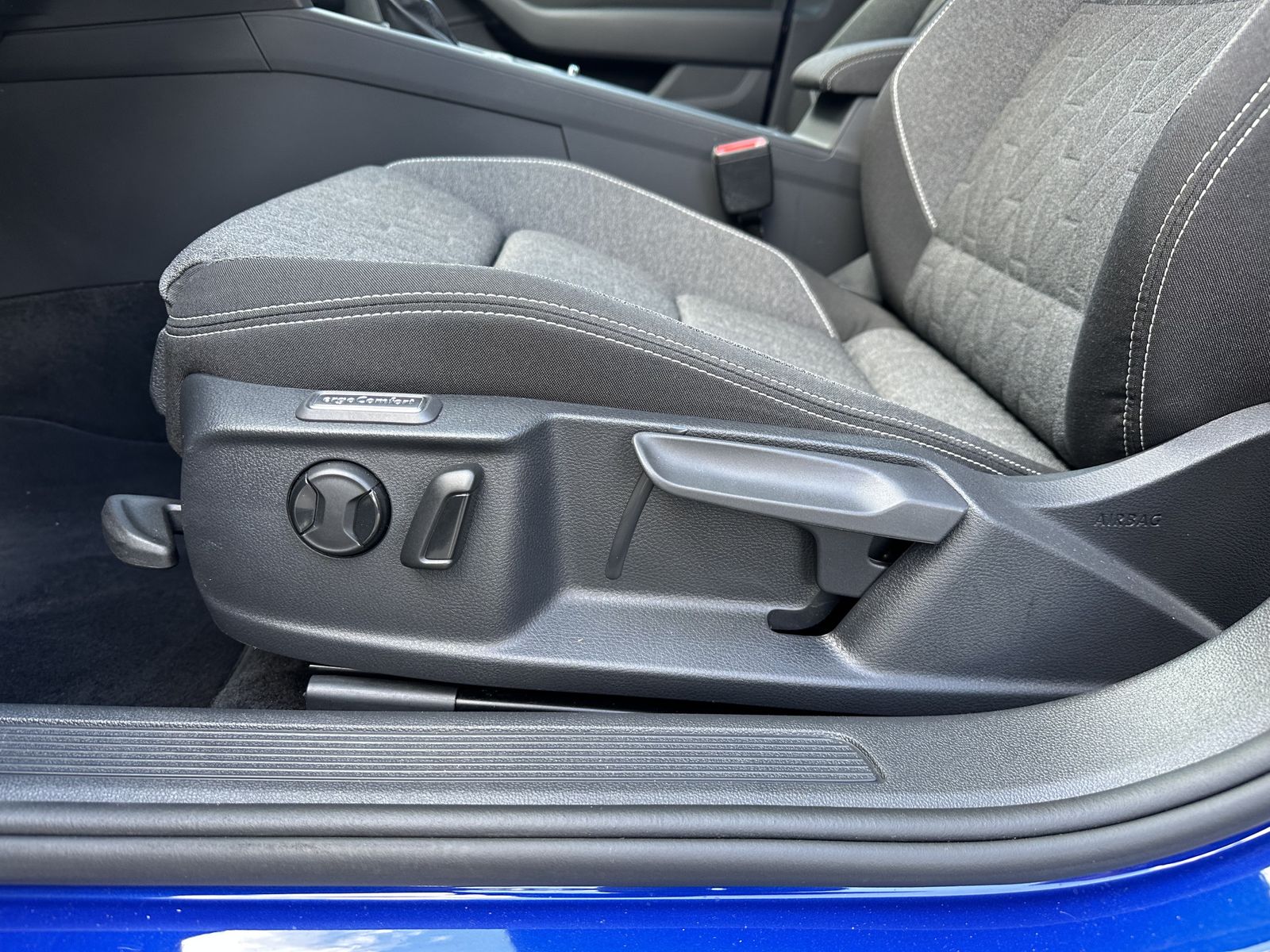 Fahrzeugabbildung Volkswagen Passat Variant R-Line NAV+LED+ACC+KAMERA+18ZO+PP