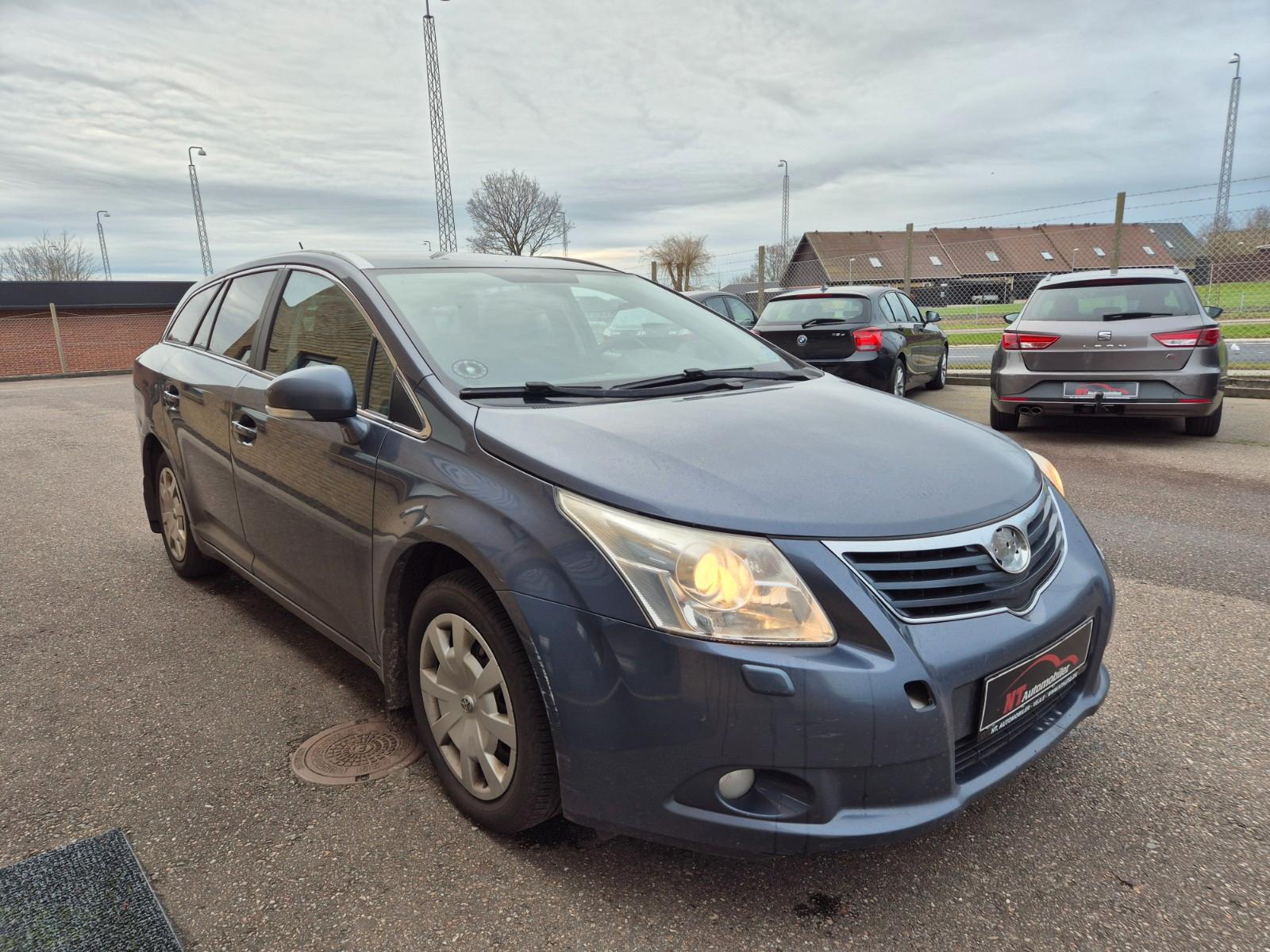 Toyota Avensis 2010 — interior