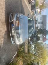 Mercedes-Benz Mercedes 220 - Mercedes-Benz 220 mit Diesel-Antrieb: Limousine, Schaltgetriebe