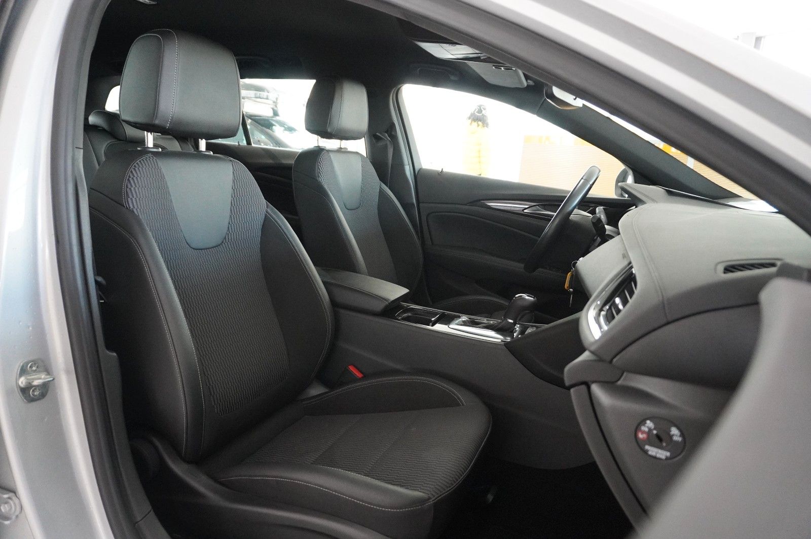 Fahrzeugabbildung Opel Insignia B ST 2.0T ELEGANCE NAVI/LED/VIRT/SH/DAB