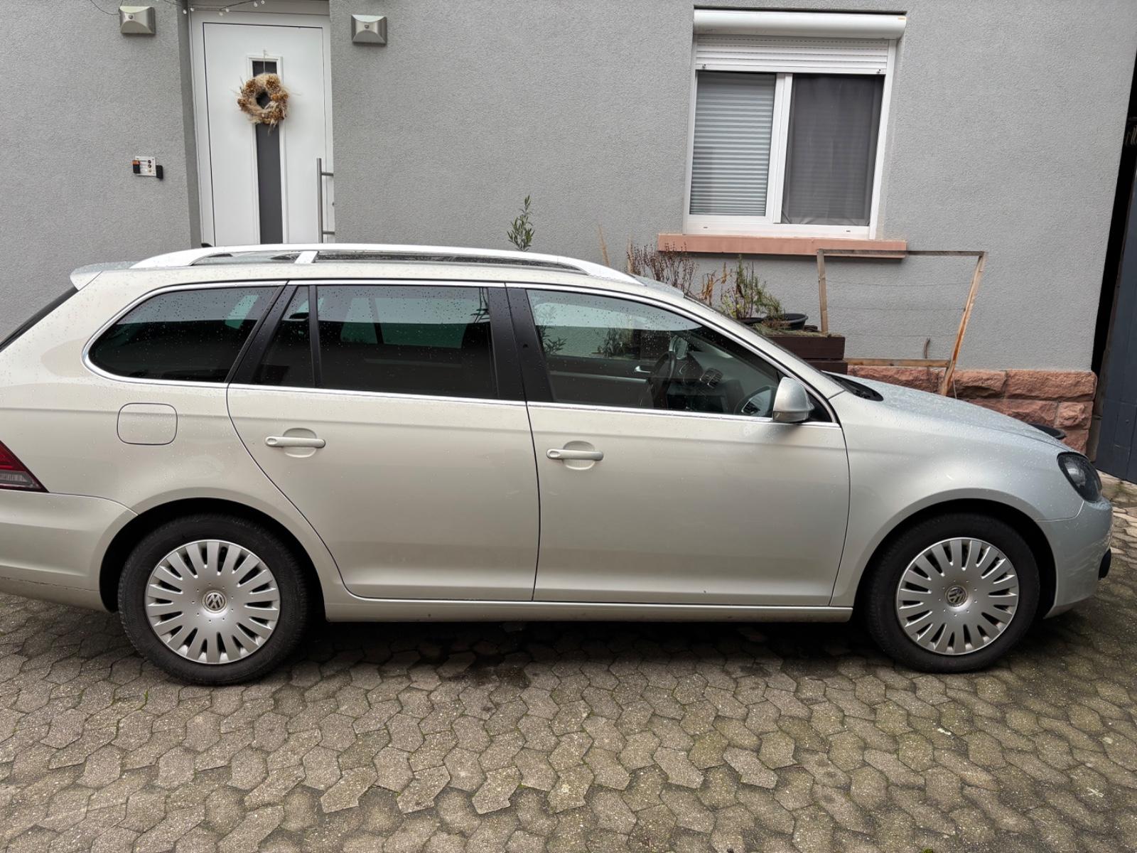 Volkswagen Golf 2011 — interior