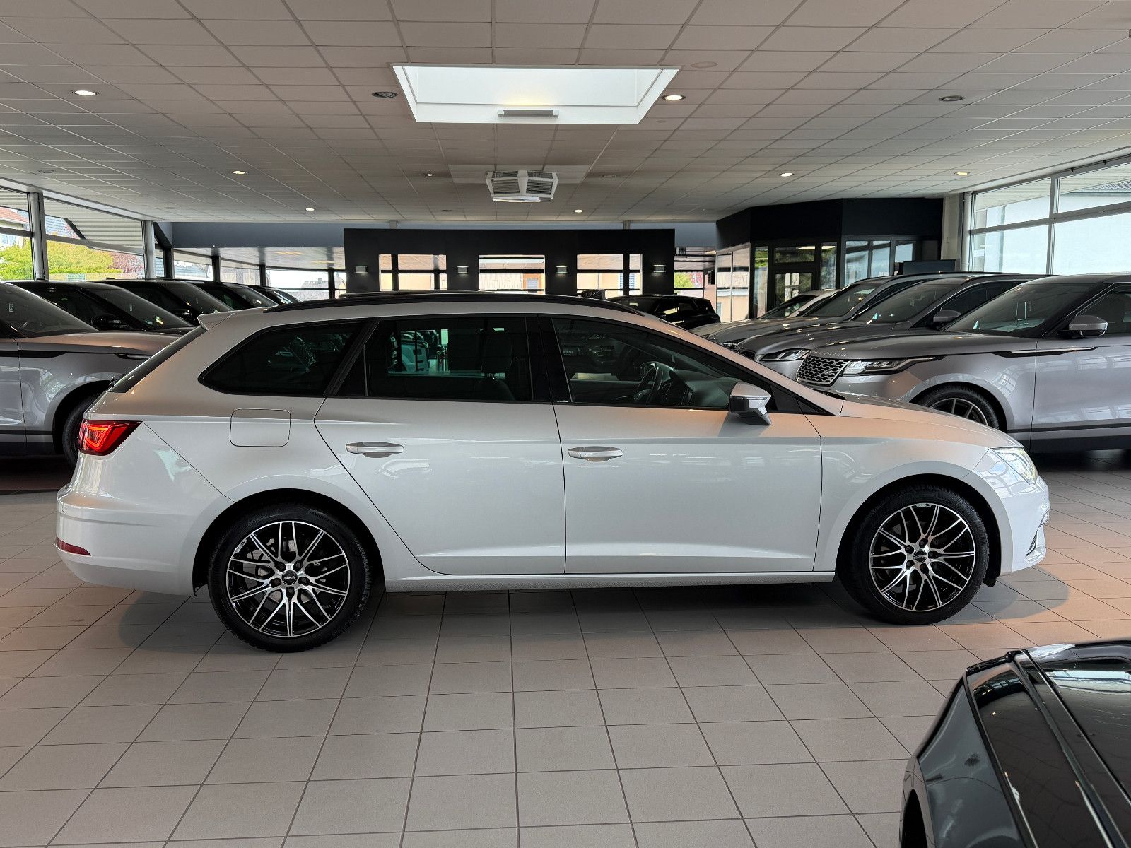 Fahrzeugabbildung SEAT Leon ST FR//ACC/LED/PANORAMA/APPLE-CAR/KAMERA