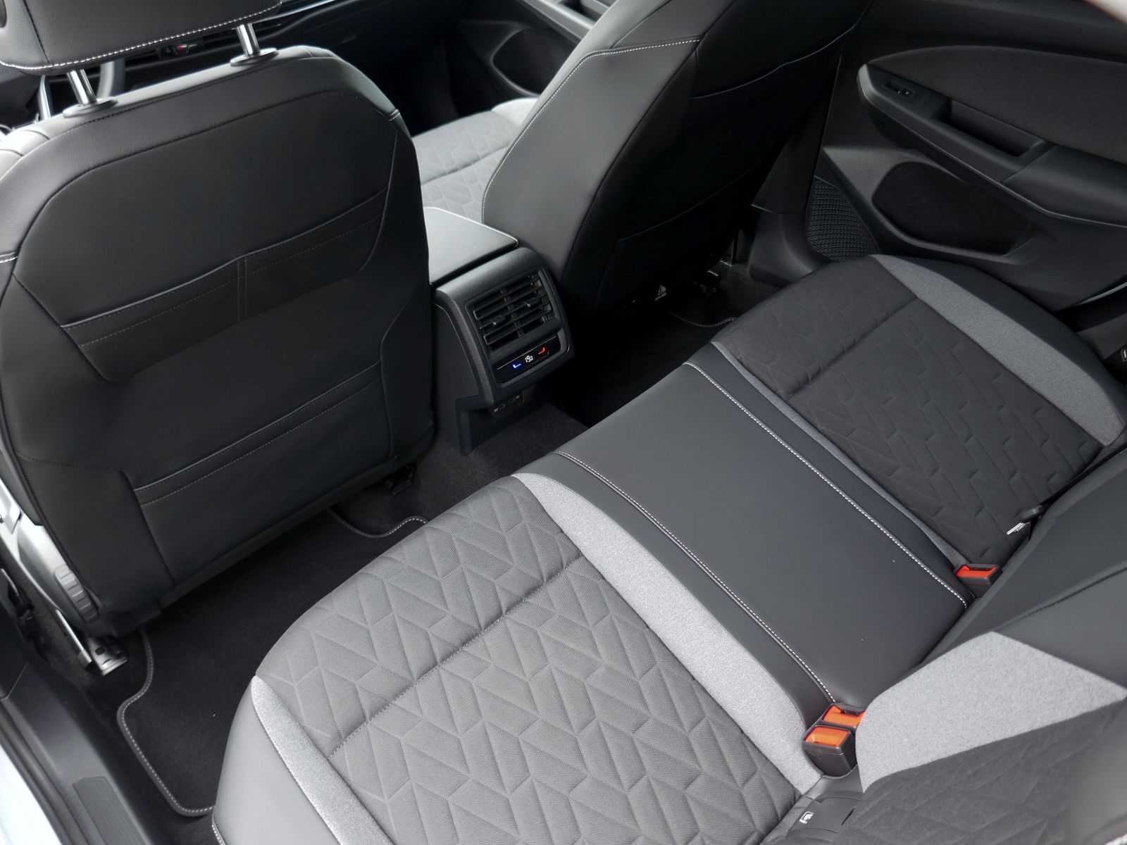 Fahrzeugabbildung Volkswagen Golf VIII GOAL 1.5 TSI | LED PDC ACC Navi App