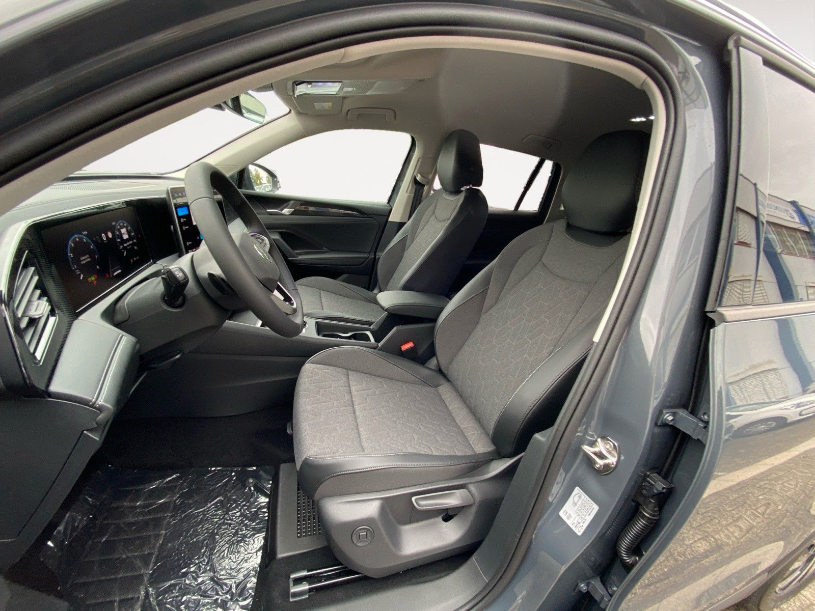 Fahrzeugabbildung Volkswagen Tiguan 1.5 eTSI OPF DSG +ACC+LED+NAVI+PARKASSIST