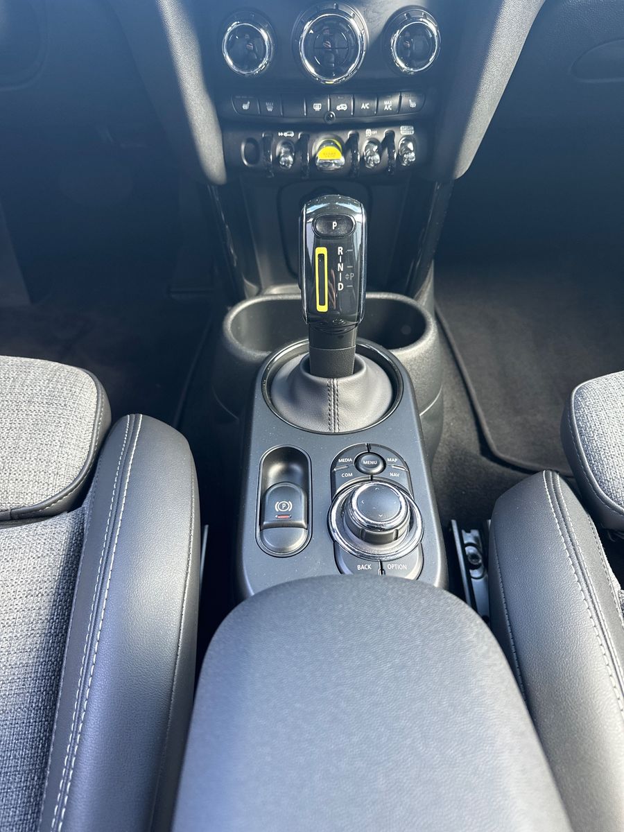 Fahrzeugabbildung MINI Cooper SE Classic Trim Black NAV+LED+KAM+SHZ
