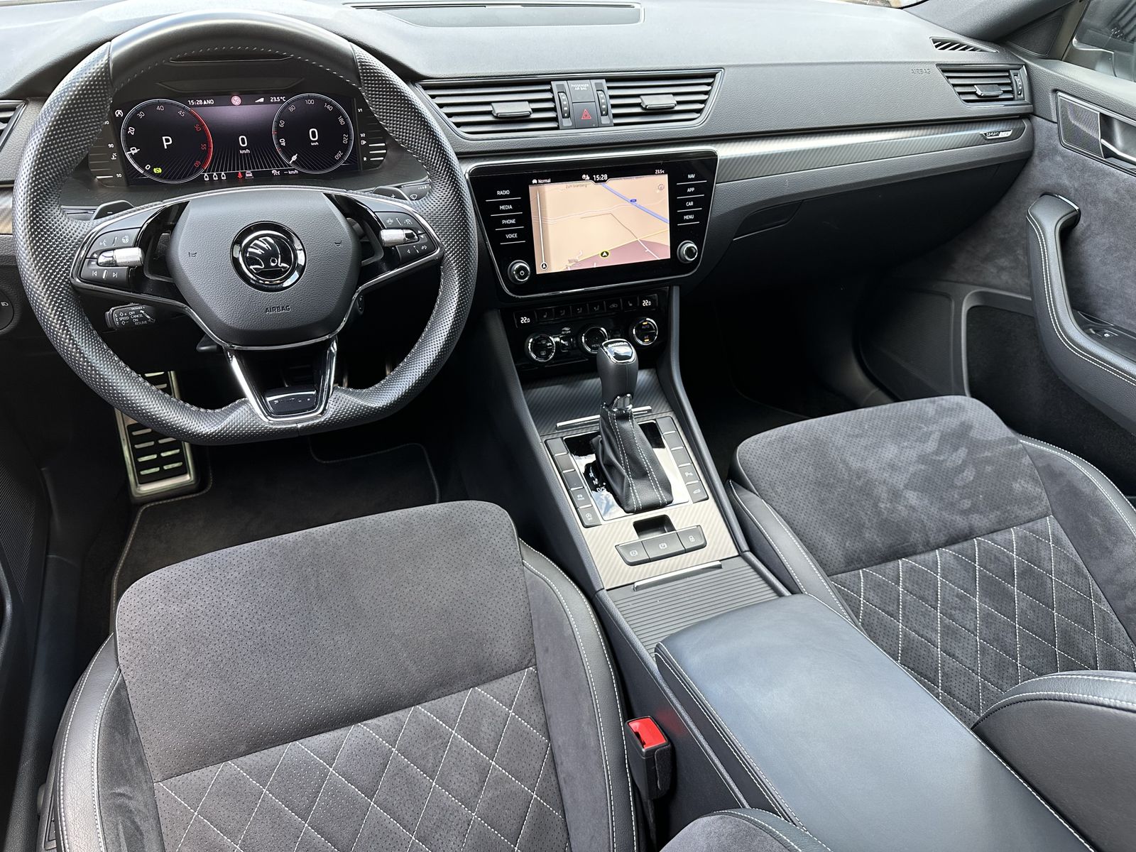 Fahrzeugabbildung SKODA Superb Combi 2.0 TDI DSG Sportline NAV+LED+AHK