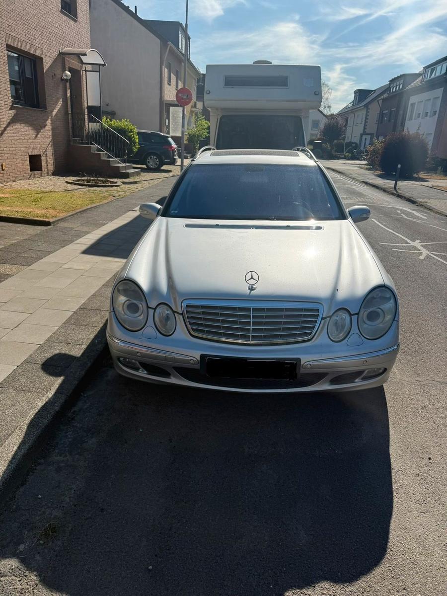 Mercedes-Benz E320 2004 — rear view