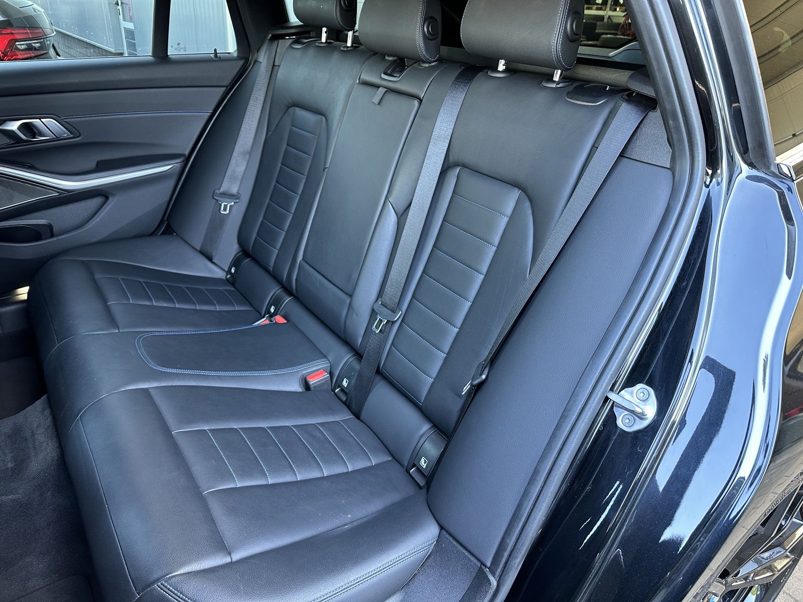 Fahrzeugabbildung BMW 330e Touring M-Sport NAV+LED+AHK+H&K+19ZOLL+1HD