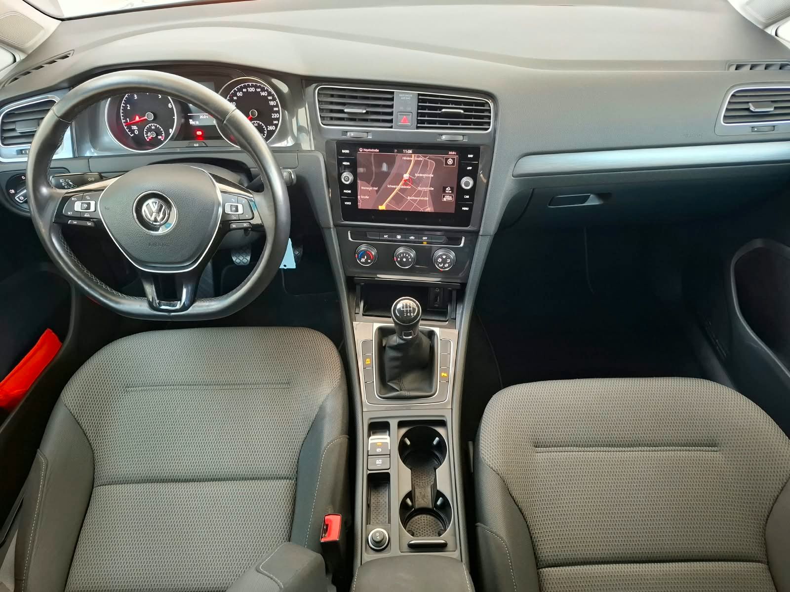 Fahrzeugabbildung Volkswagen Golf VII Var. Comf. 1,5 TSI + AHK+ACC+Navigation