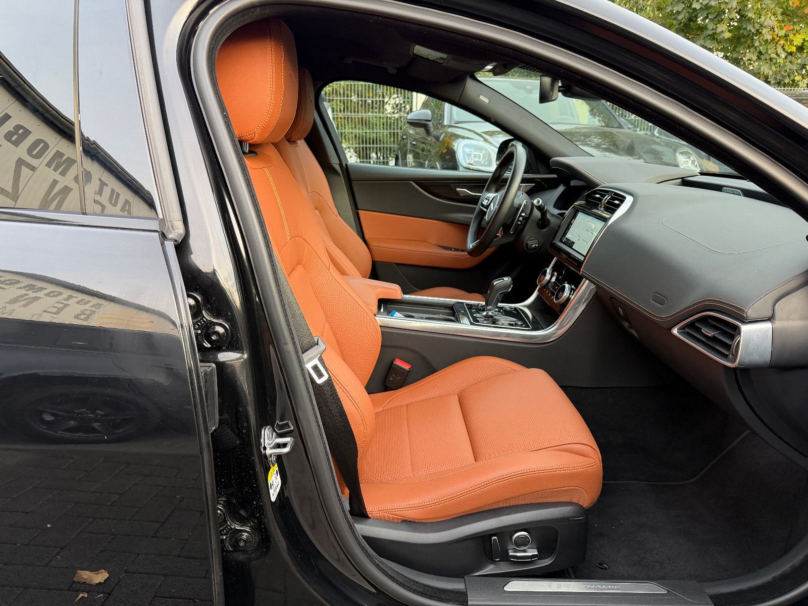 Fahrzeugabbildung Jaguar XE R-Dynamic Black/360°/NAVI/APPLE/SOUND/SHZ