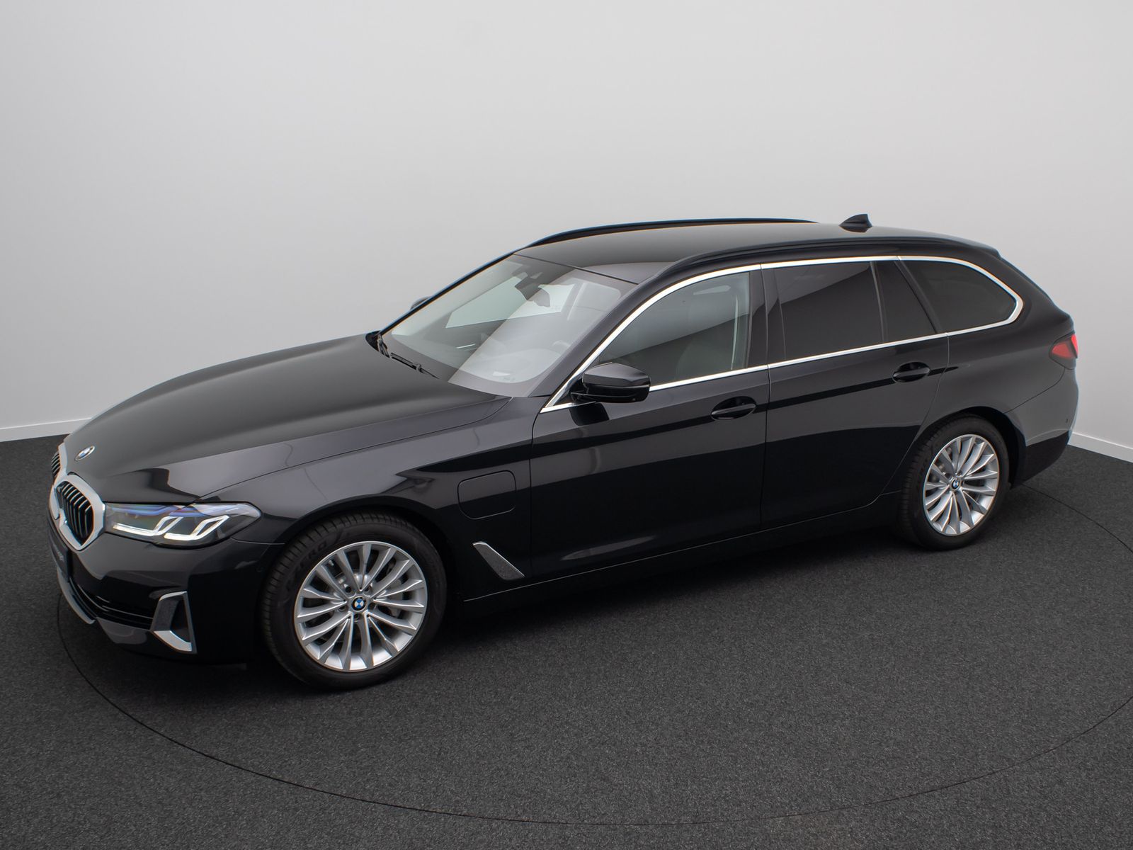Fahrzeugabbildung BMW 530e Luxury Line 360° Laser DAB H/K SoftCl Sport