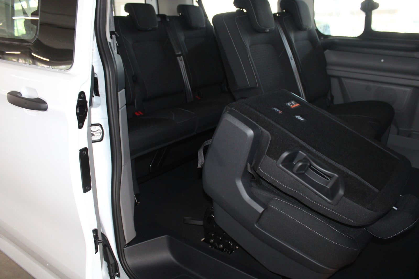 Fahrzeugabbildung Ford Transit Custom TREND 9-Sitzer LED NAVI CAM uvm.
