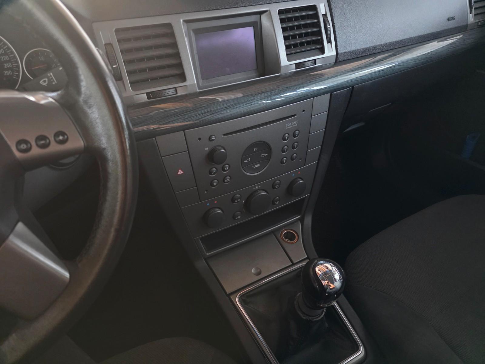 Opel Vectra 2004 — photo 17