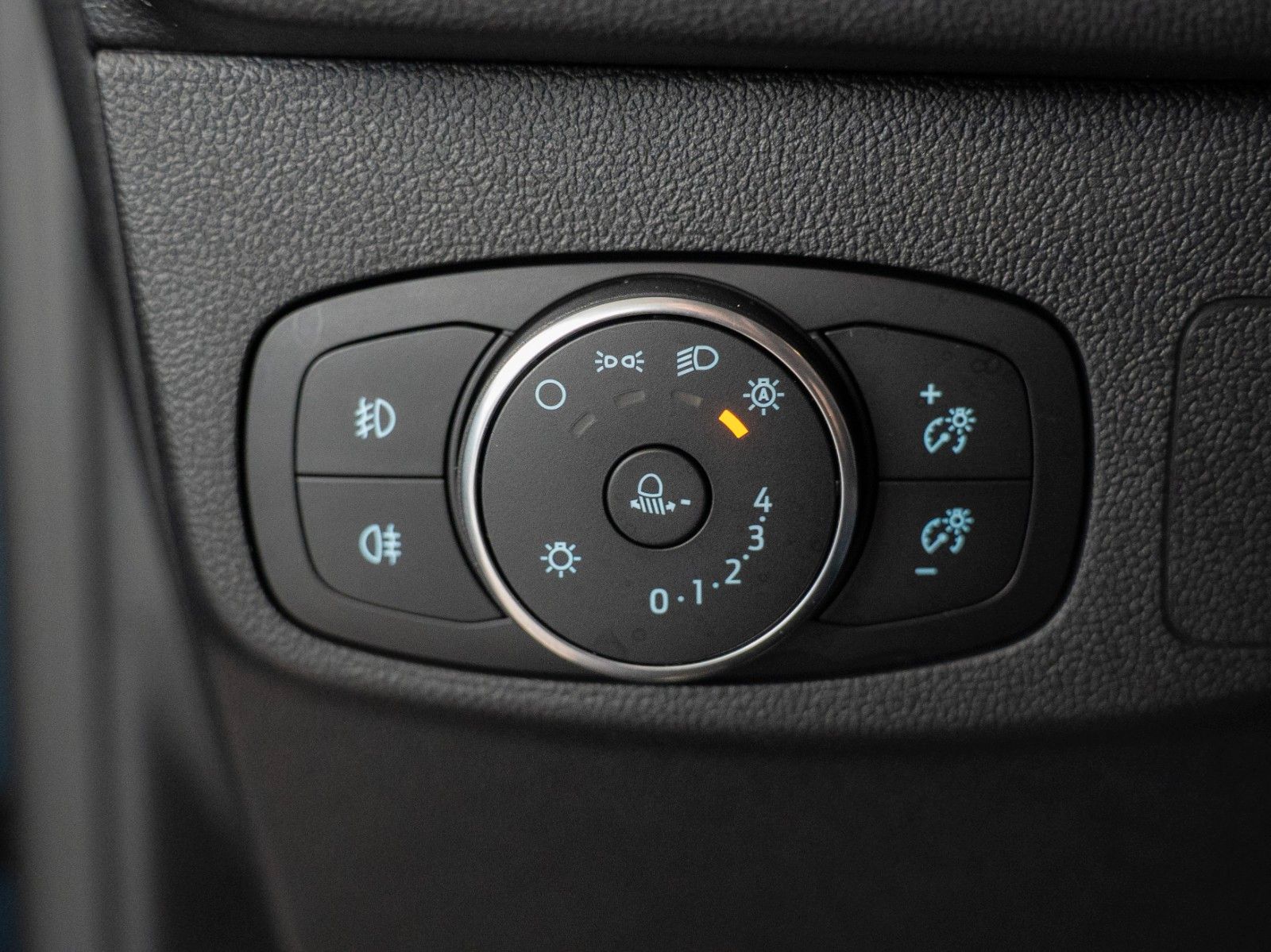 Fahrzeugabbildung Ford Focus Lim. C&C WINTER-P./NAVI/KLIMA/DAB/JRC