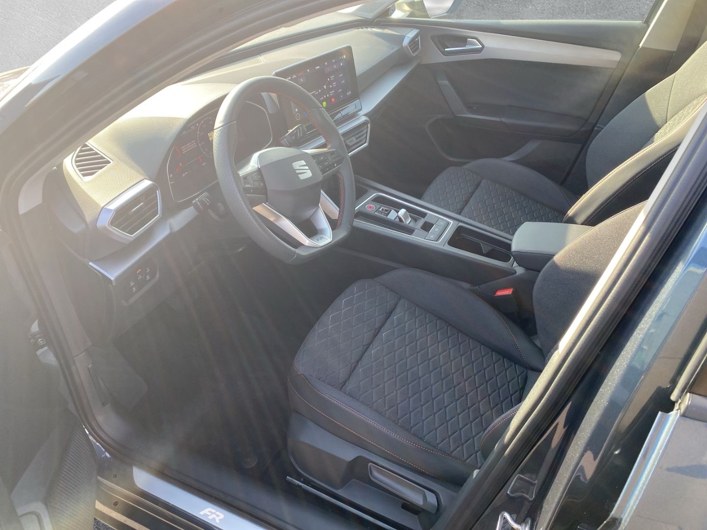 Fahrzeugabbildung SEAT Leon Sportstourer FR 2.0 TDI EU6d Navi digitales