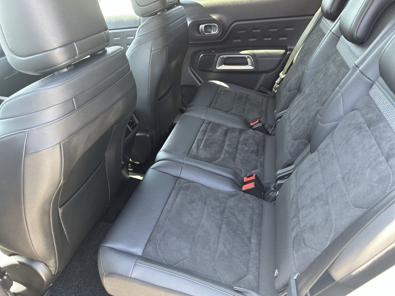 Fahrzeugabbildung Citroën C5 AIRC HYBRID 136 e-DSC6 e-SERIES* - mit KI generiert/bearbeitet