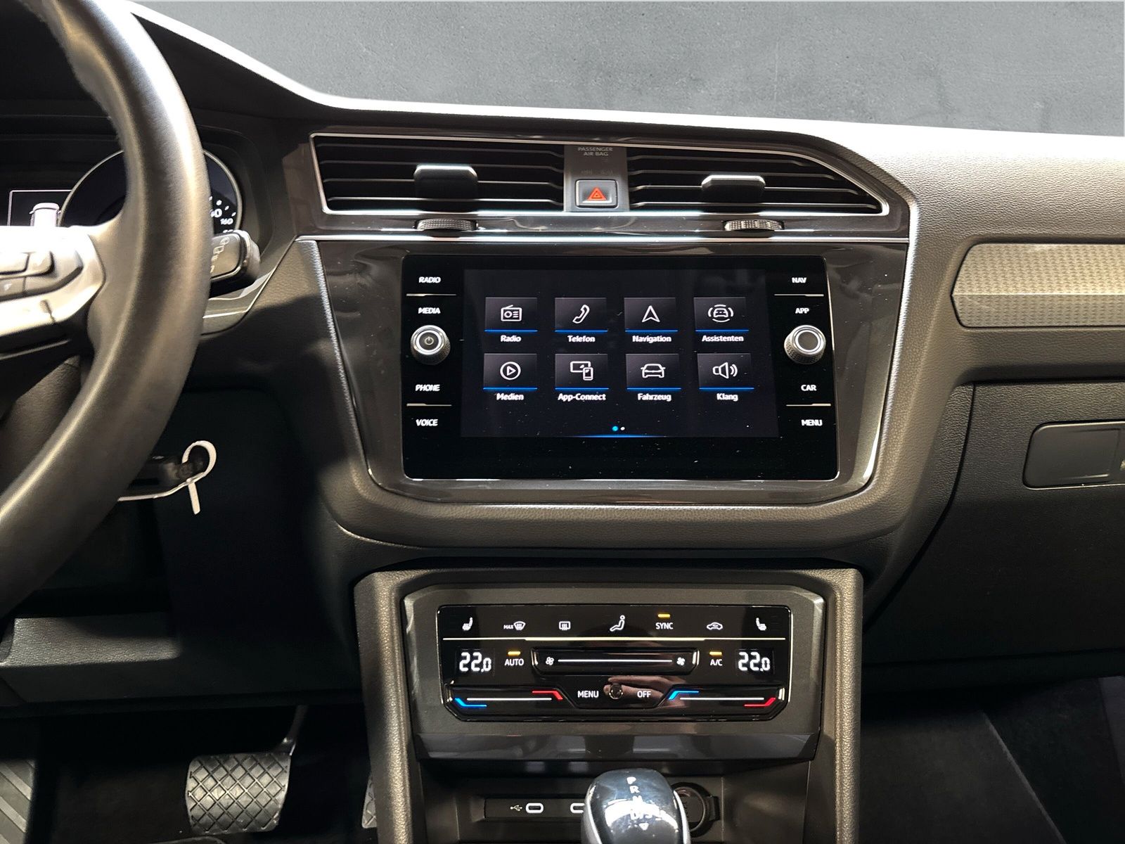 Fahrzeugabbildung Volkswagen Tiguan Life 2.0 TDI DSG AHK App-Connect RFK