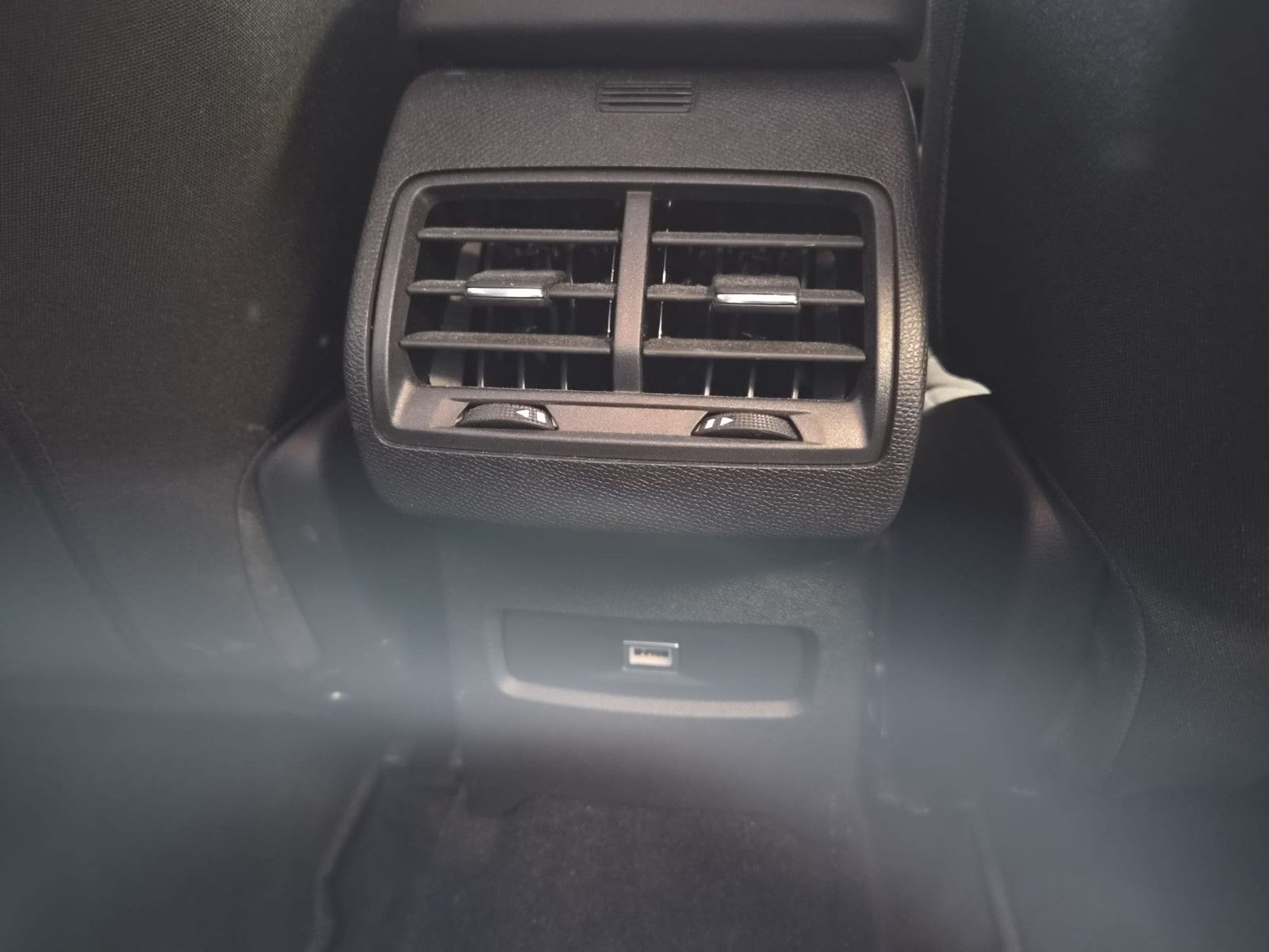 Fahrzeugabbildung Citroën C4 Lim. Plus / LED / NAVI / KAMERA / Sitzhz.