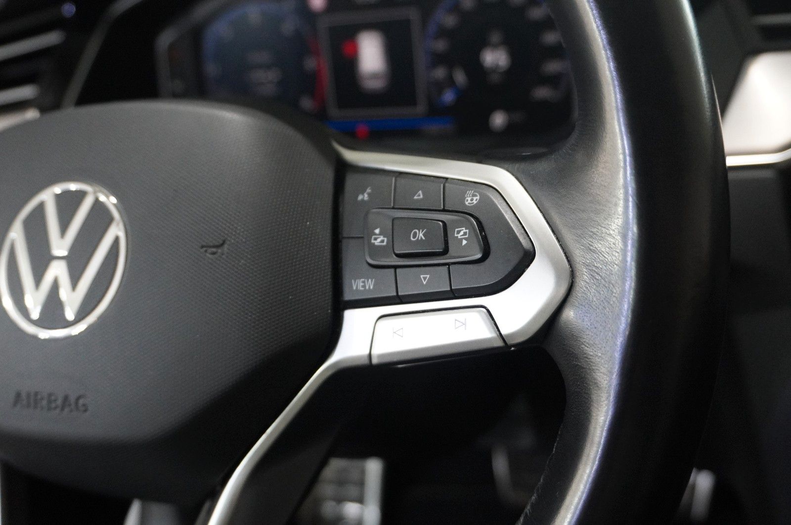 Fahrzeugabbildung Volkswagen Passat VARI. 2.0D R-LINE 4M NAVI/LED/KAMERA/AHK