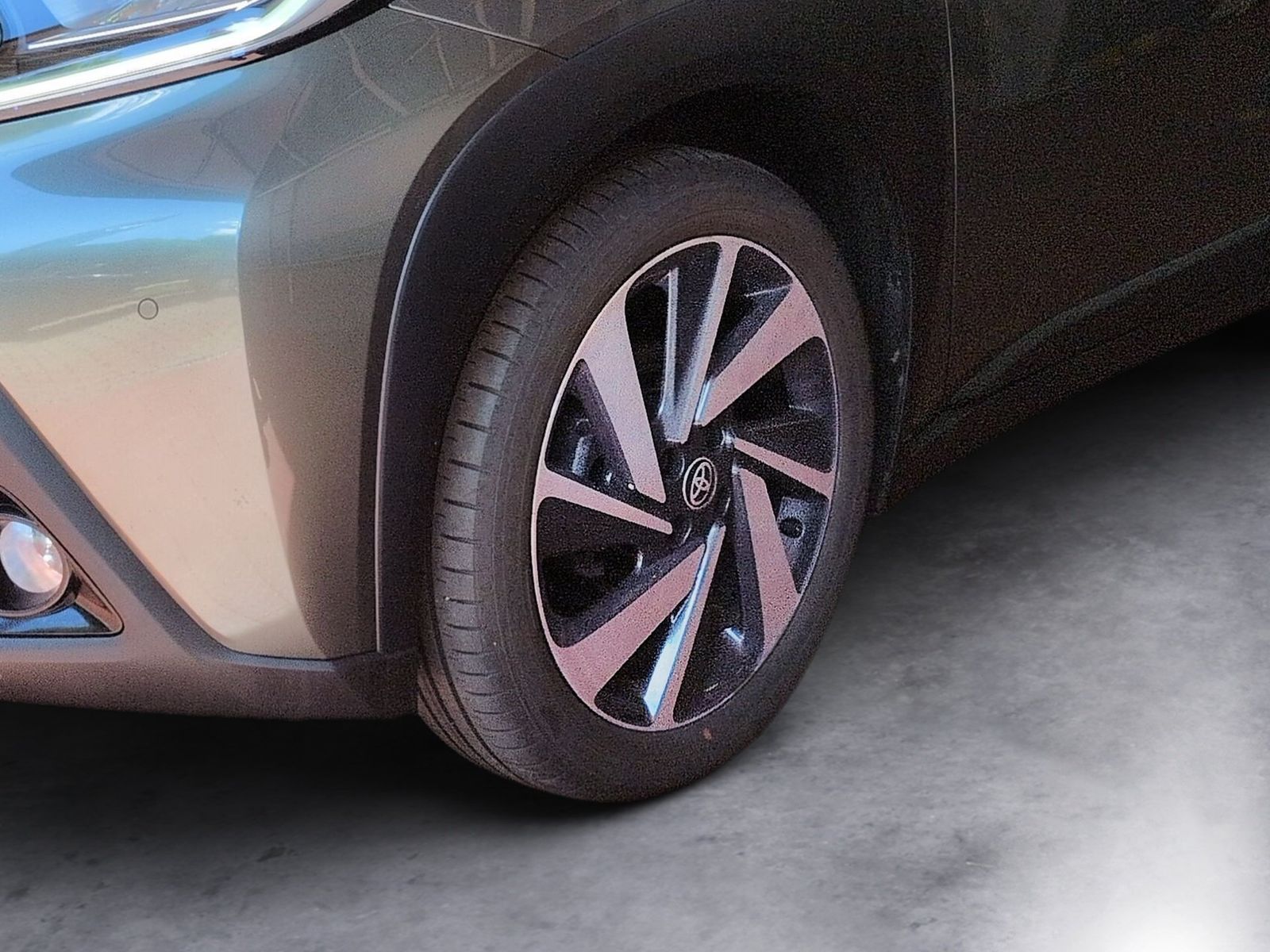 Fahrzeugabbildung Toyota Aygo X 1.0 Explore CVT AUT. KlimaA,LED,Navi,SHZ
