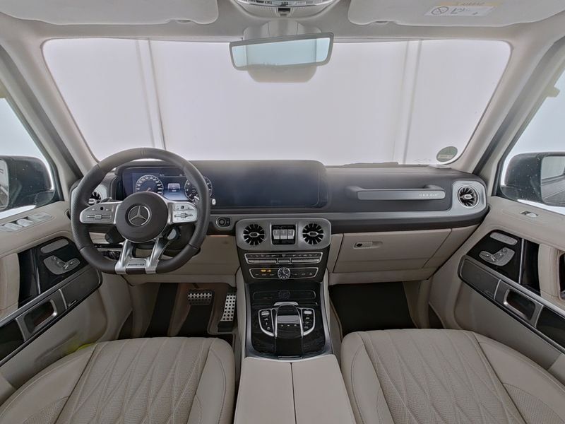 Fahrzeugabbildung Mercedes-Benz G63AMG 4x4² Dachträger Holzboden NightI+II MAGNO