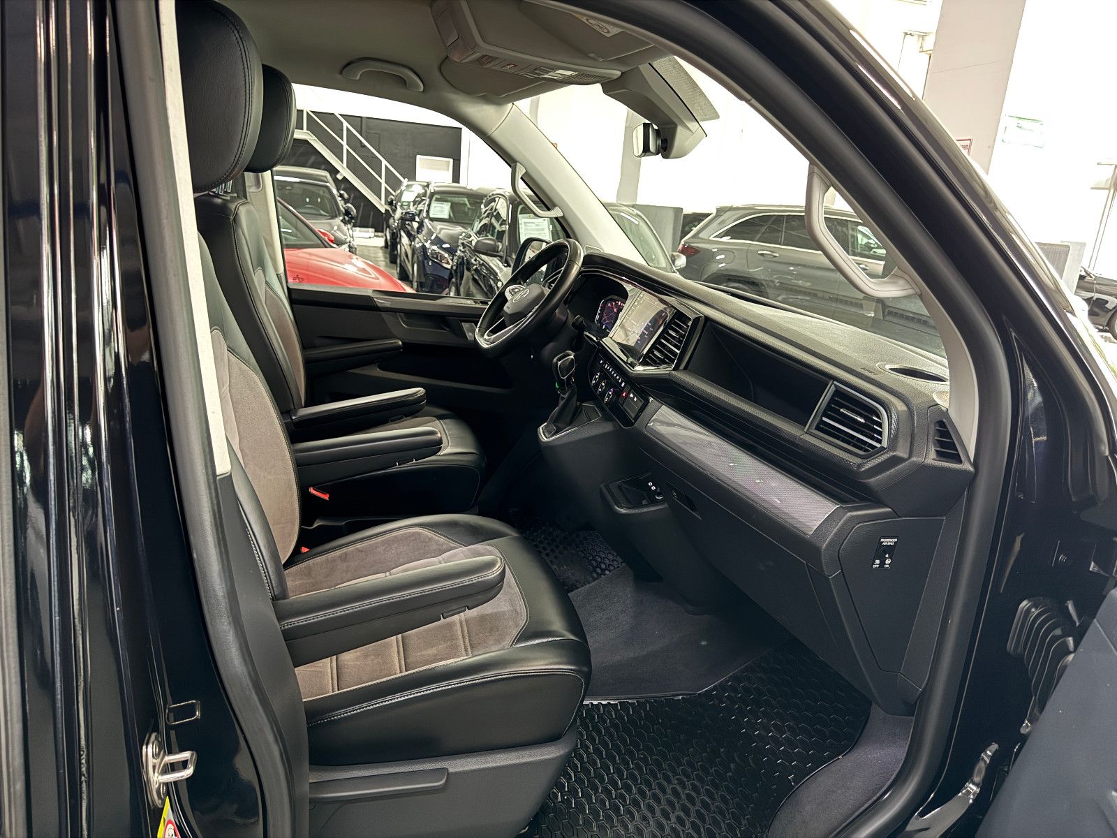 Fahrzeugabbildung Volkswagen T6.1 DSG 4MOTION IQ.DRIVE 7SITZER GENERATION SIX
