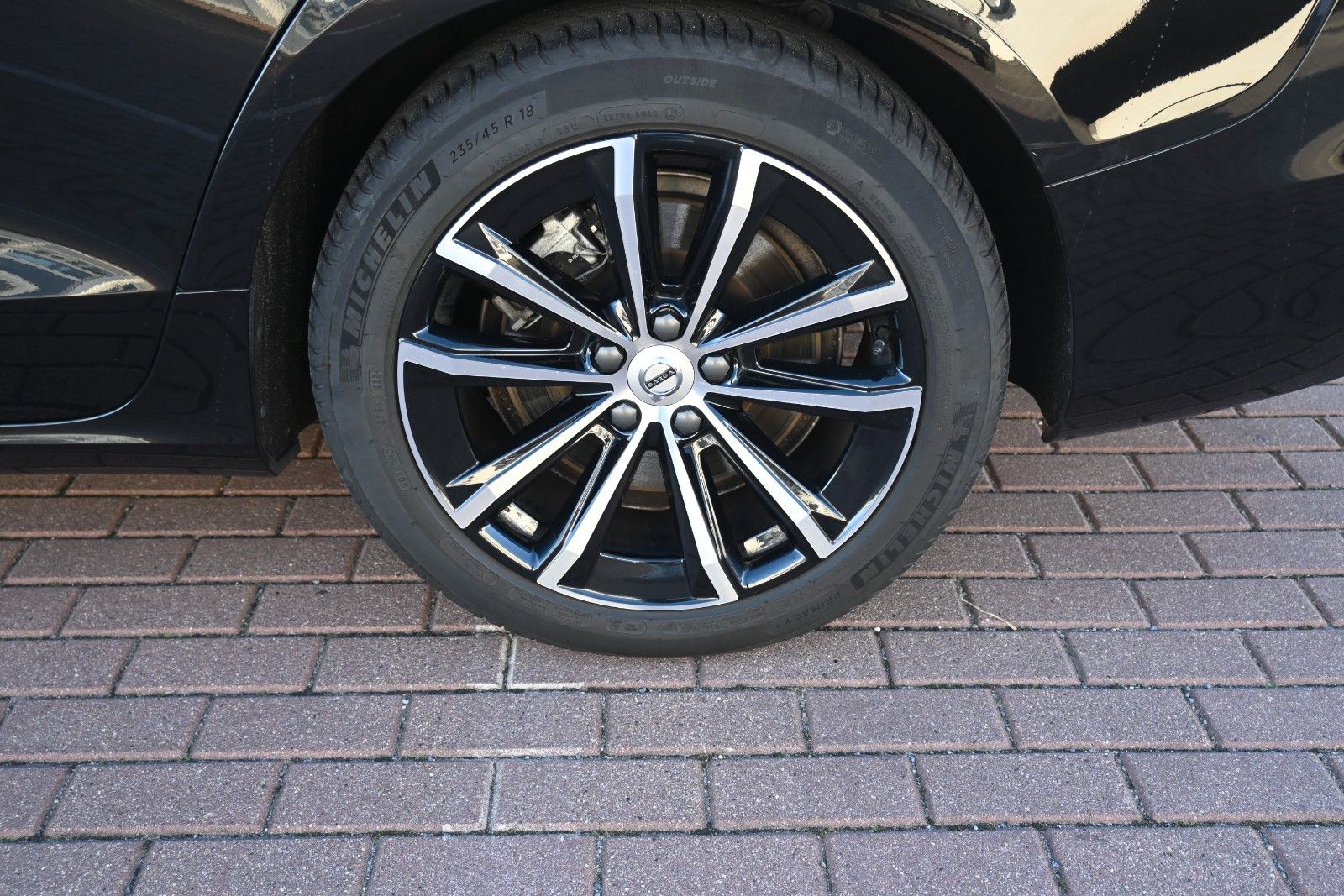 Fahrzeugabbildung Volvo V60 T6 Plus Dark AWD*AHK*LHZG*Leder*