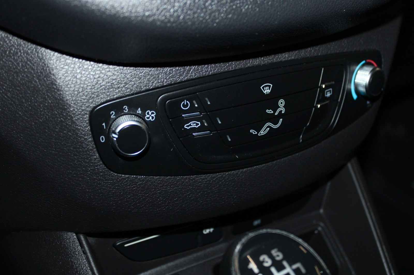 Fahrzeugabbildung Ford Transit Courier Kasten Dachträger