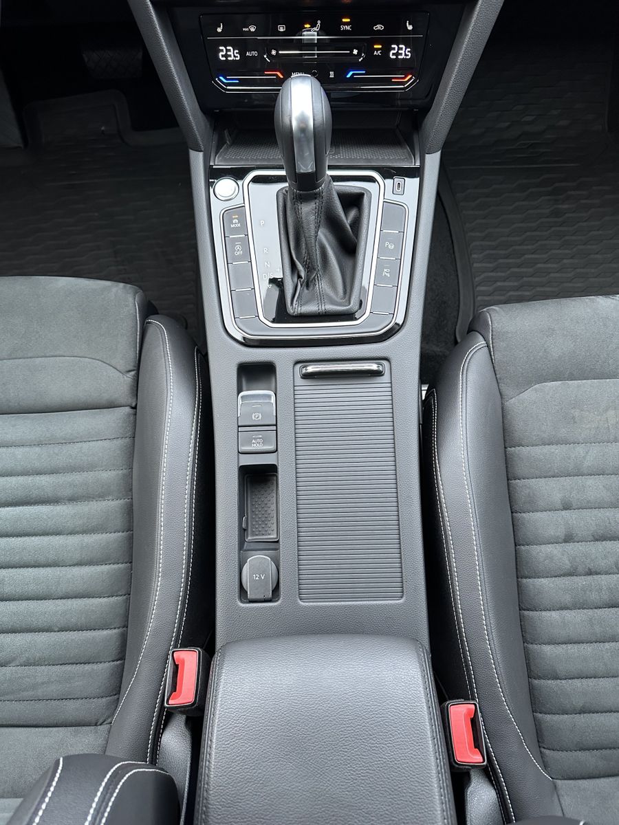 Fahrzeugabbildung Volkswagen Passat Variant 2.0 TSI DSG R-Line NAV+LED+AHK+VC