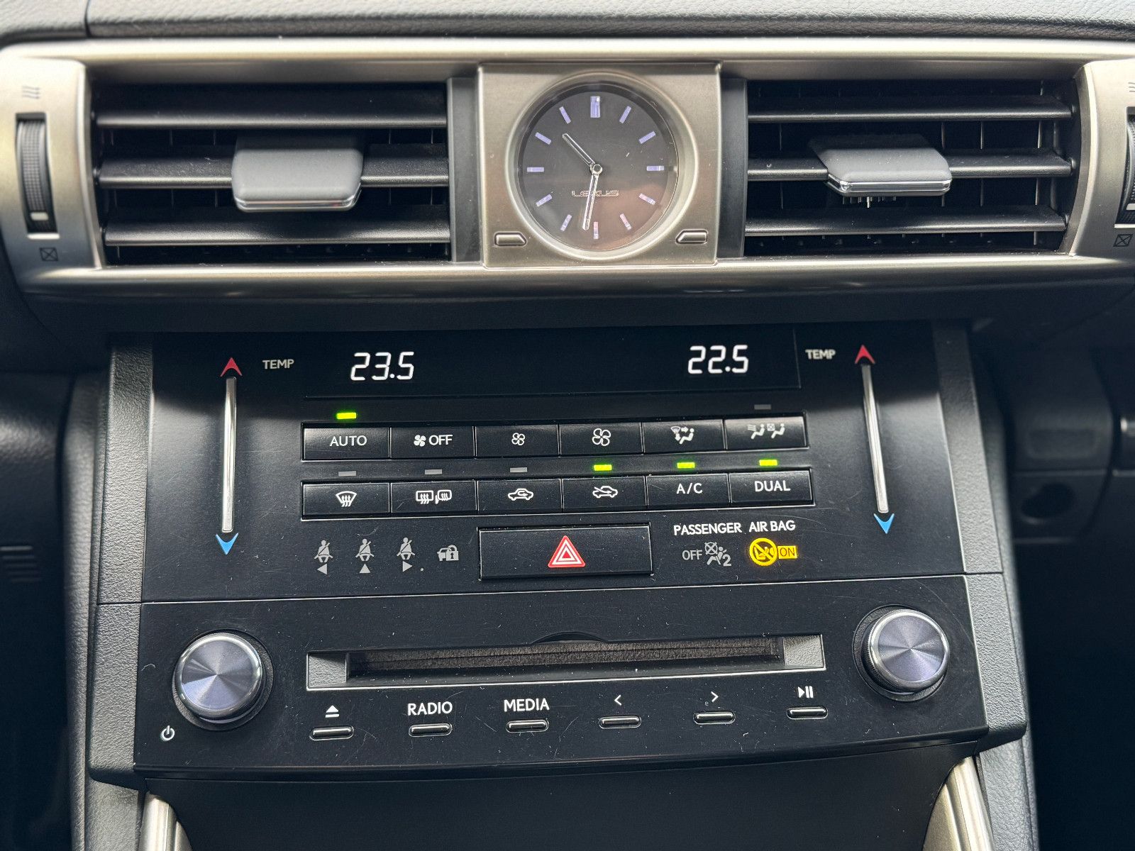Fahrzeugabbildung Lexus IS 300h Vollhybrid Leder Kamera Navi