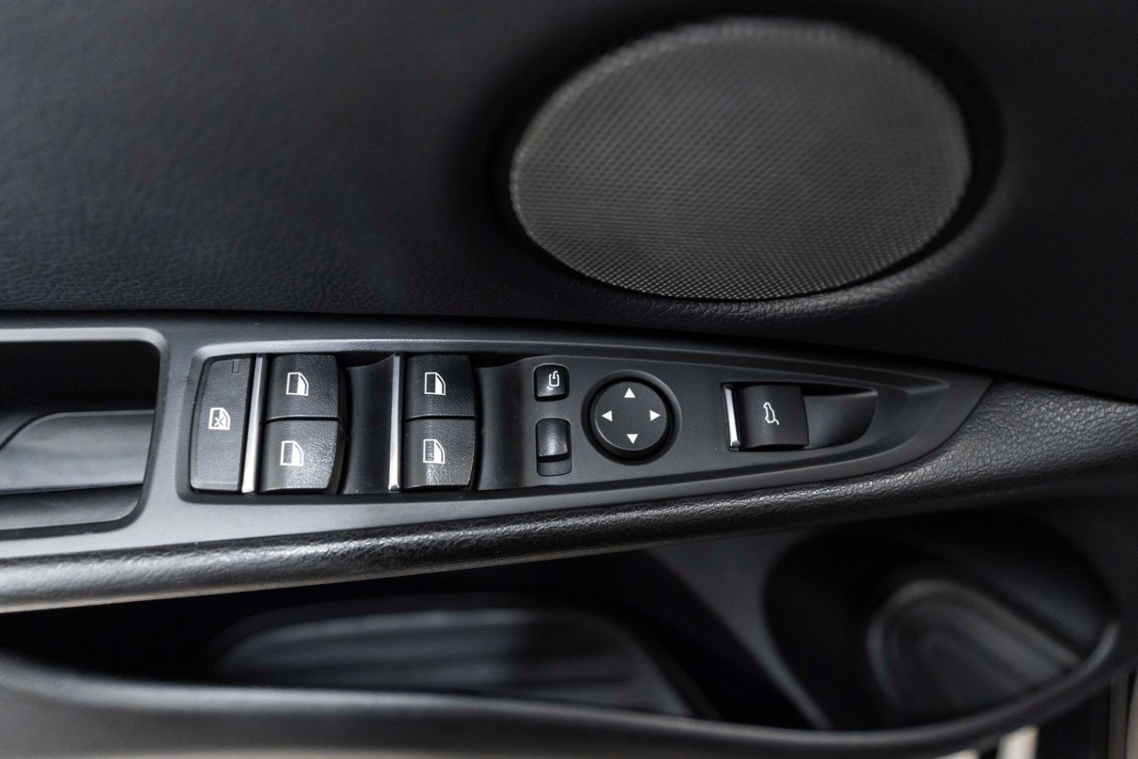 Fahrzeugabbildung BMW X6 xDrive50i M-SPORTPAKET 360° H&K ACC HUD TOTW