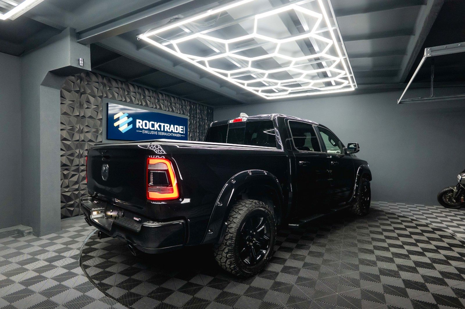 Fahrzeugabbildung Dodge RAM 5.7 V8 HEMI 4x4 OFFROAD BLACK EDITION *19%