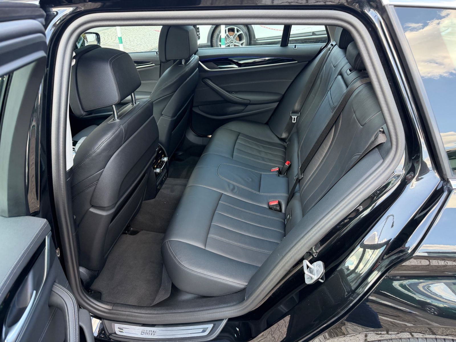 Fahrzeugabbildung BMW 520d Touring xDrive Luxury Line LASER PANO HUD