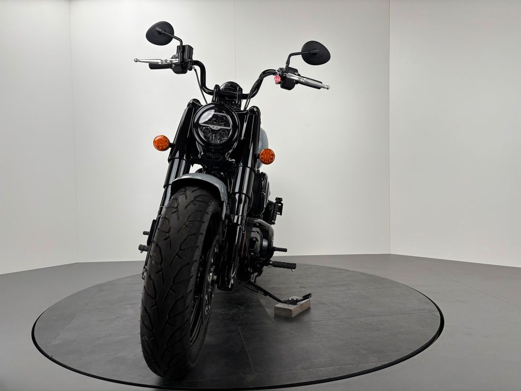 Fahrzeugabbildung Indian CHIEF BOBBER DARK HORSE *JEKILL & HYDE*