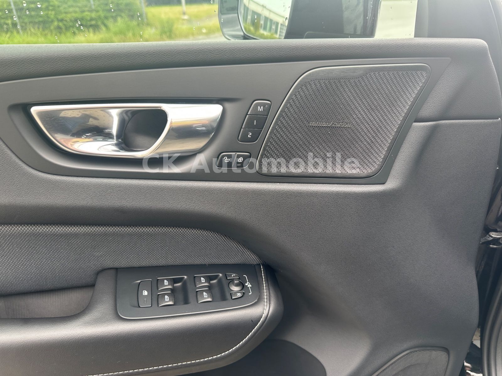 Fahrzeugabbildung Volvo XC60 R Design 2WD/Navi/Pano/Kamera/LED