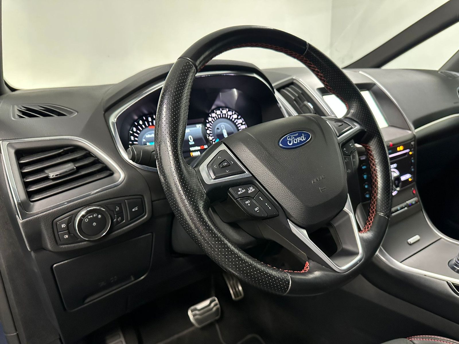 Fahrzeugabbildung Ford S-Max 2.0 EcoBst. ST-Line 7-Sitzer*AHK*SDH*PANO*