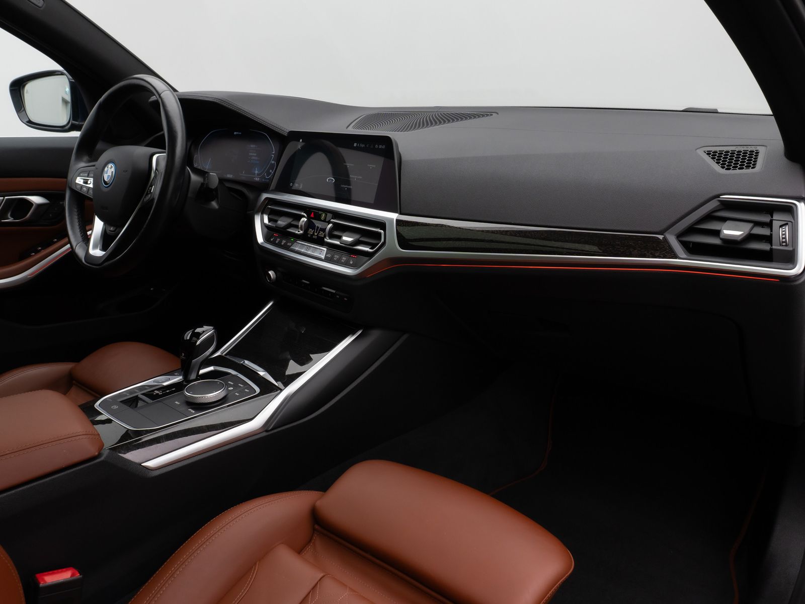 Fahrzeugabbildung BMW 330e xD Luxury Line Panorama HUD Individual Voll