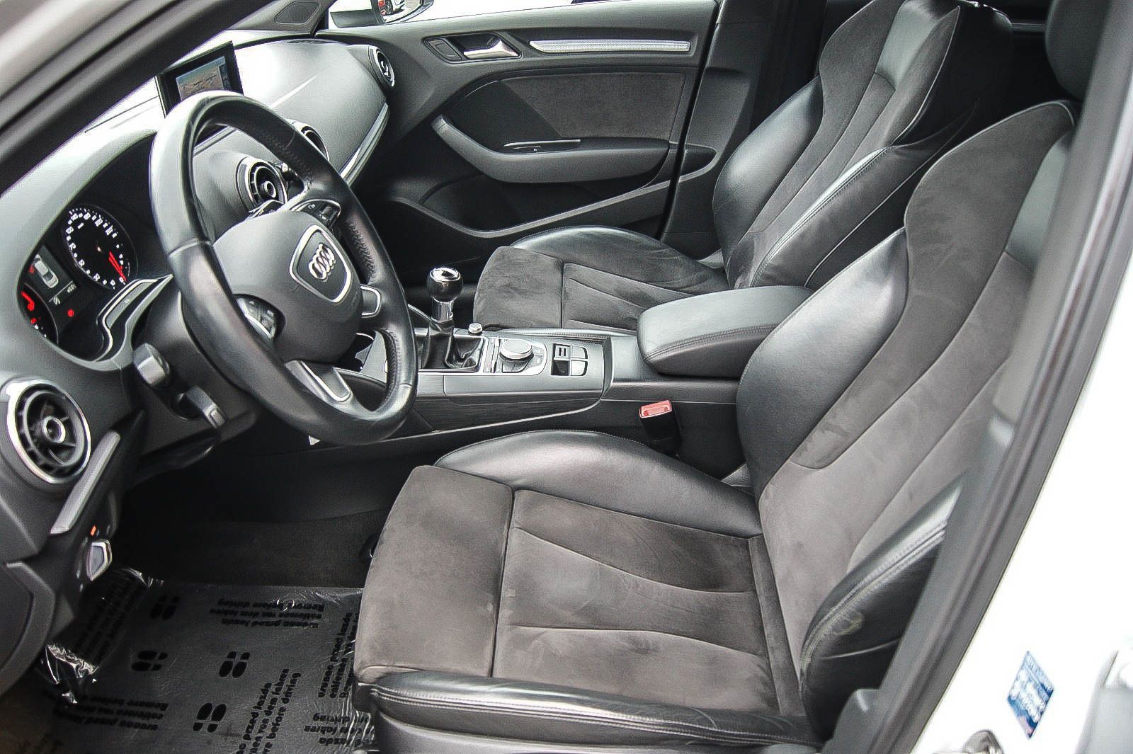 Fahrzeugabbildung Audi A3 Limousine 1.4 TFSI S-LINE NAVIGATION XENON 18